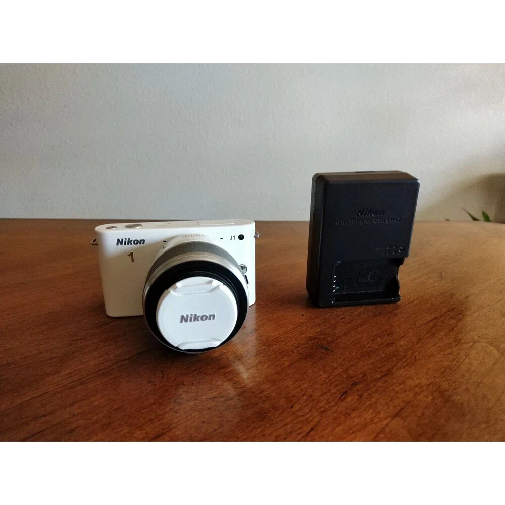 READ* Nikon 1 J1 White Digital Camera with 1 NIKKOR 10-30mm VR Lens